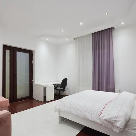 アパート Spacious In A ブカレスト