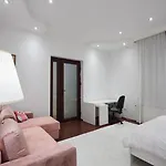 Spacious In A 公寓 *